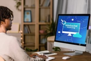 мужчина за компьютером выбирает хостинг для сайтов